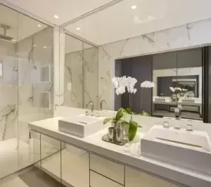 Banheiro-de-luxo-com-marmore-e-espelho-Projeto-de-Jamile